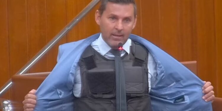 apos-confusao-com-procurador,-novandir-chega-a-camara-usando-colete-a-prova-de-balas