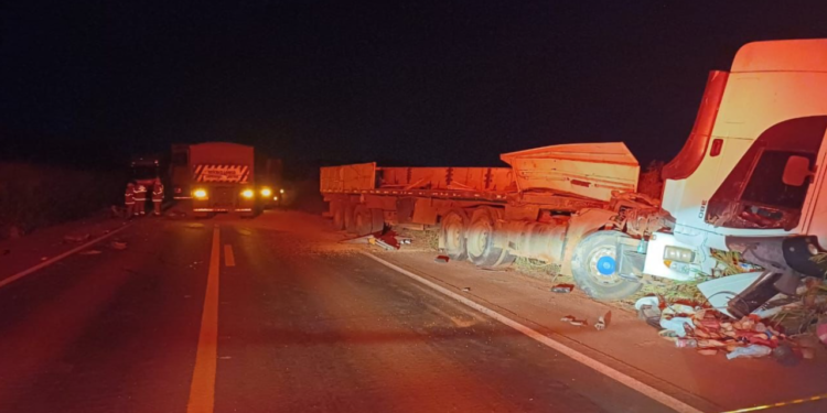 motorista-morre-em-grave-acidente-com-quatro-caminhoes-na-br-452,-em-santa-helena-de-goias