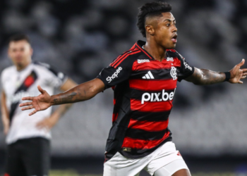 arrascaeta-decide,-flamengo-vence-o-bahia-e-briga-pela-lideranca-do-brasileirao