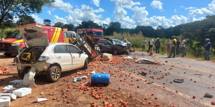 colisao-entre-tres-veiculos-deixa-feridos-na-br-414,-em-anapolis