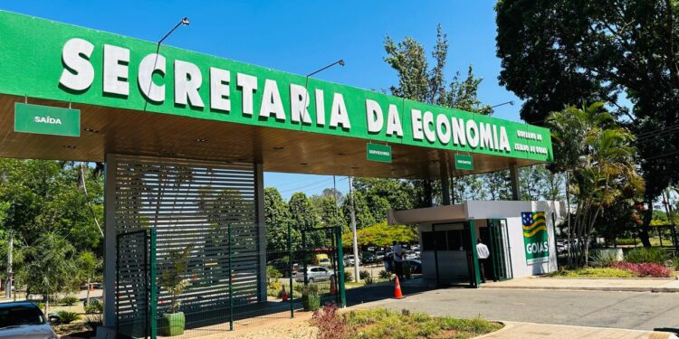 sefaz-goias-lanca-concurso-com-salarios-de-ate-r$-32-mil