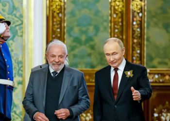ao-lado-de-putin,-lula-sobe-o-tom-e-critica-guerra-tarifaria-de-trump