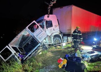 acidente-entre-van-e-carreta-deixa-nove-mortos-na-br-251,-em-minas-gerais