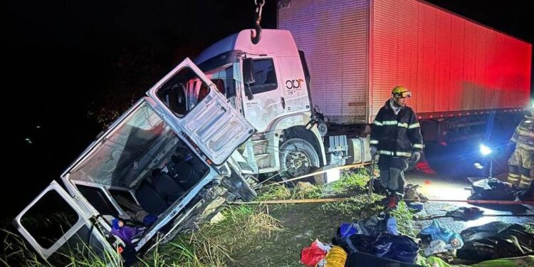 acidente-entre-van-e-carreta-deixa-nove-mortos-na-br-251,-em-minas-gerais