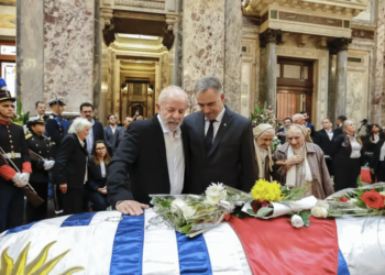 “pessoa-mais-extraordinaria-que-ja-conheci”,-diz-lula-ao-se-despedir-de-mujica