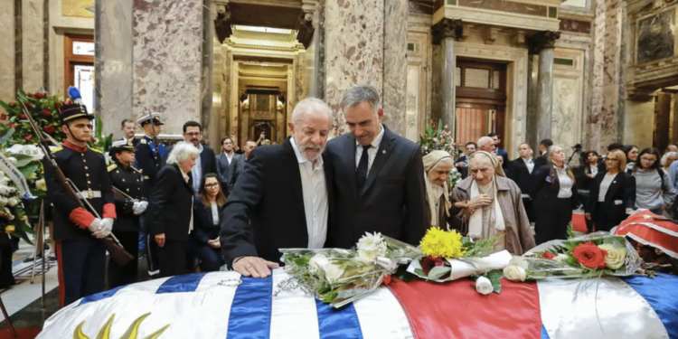 “pessoa-mais-extraordinaria-que-ja-conheci”,-diz-lula-ao-se-despedir-de-mujica