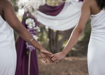 brasil-registra-recorde-de-casamentos-entre-mulheres-em-2023,-aponta-ibge