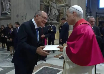 alckmin-entrega-convite-de-lula-ao-papa-leao-xiv-para-visitar-o-brasil-na-cop30