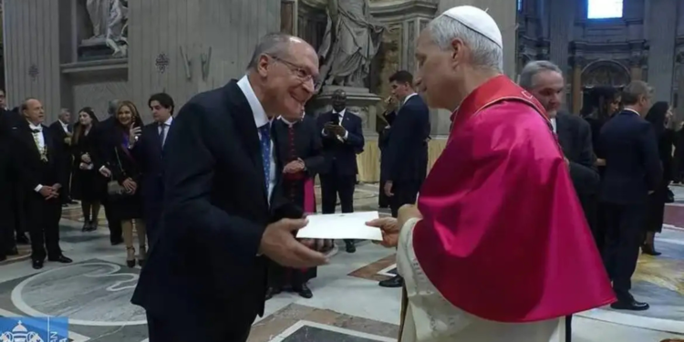 alckmin-entrega-convite-de-lula-ao-papa-leao-xiv-para-visitar-o-brasil-na-cop30