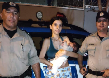 policiais-salva-bebe-de-29-dias-apos-engasgar-em-goiania