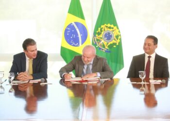 lula-assina-decreto-que-proibe-ead-em-medicina,-direito-e-mais-tres-cursos