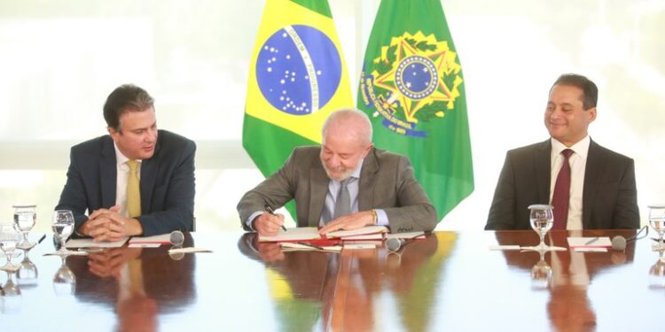 lula-assina-decreto-que-proibe-ead-em-medicina,-direito-e-mais-tres-cursos