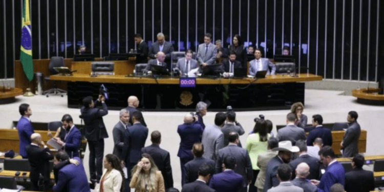 camara-aprova-urgencia-do-projeto-de-lei-sobre-desconto-no-inss