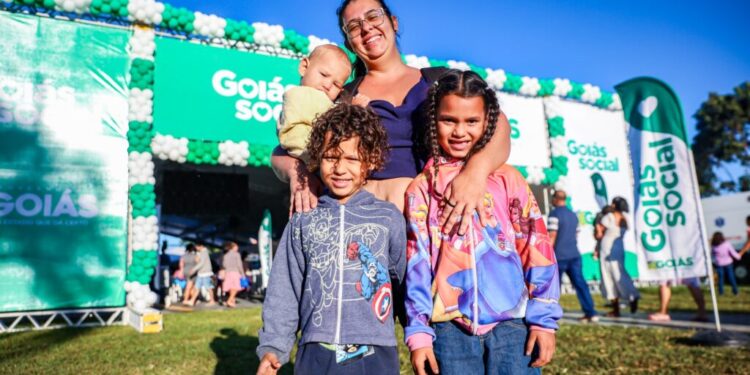 goias-social-faz-entrega-e-troca-de-cartoes-dos-programas-maes-de-goias-e-dignidade-em-goiania