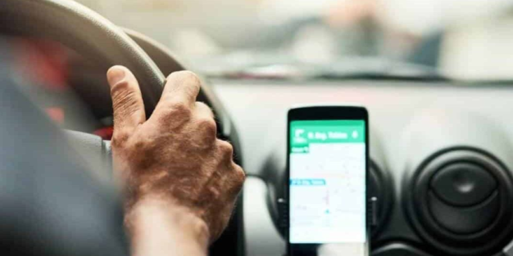 mabel-recua-e-libera-uso-de-celulares-em-veiculos-para-navegacao-por-aplicativos-de-trajeto