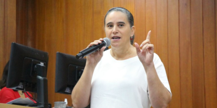 em-resposta-a-mabel,-vereadora-protocola-projeto-que-proibe-obstrucao-de-ajuda-humanitaria