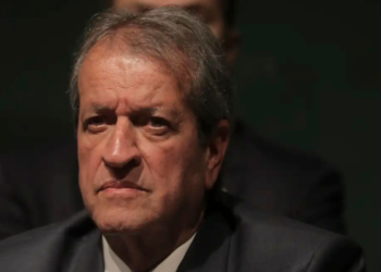 eduardo-bolsonaro-“tem-que-voltar”-ao-brasil-ate-julho,-diz-presidente-do-pl