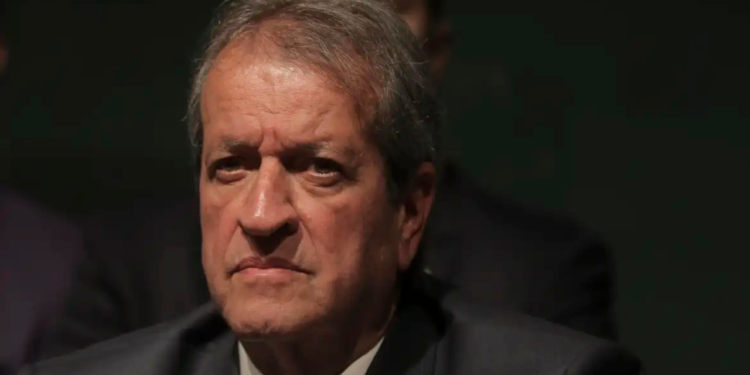 eduardo-bolsonaro-“tem-que-voltar”-ao-brasil-ate-julho,-diz-presidente-do-pl