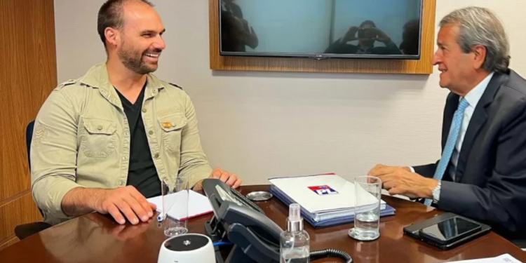 valdemar-costa-neto-afirma-que-eduardo-bolsonaro-deve-retornar-ao-brasil-em-julho