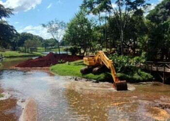 amma-faz-desassoreamento-no-parque-cascavel-para-prevenir-alagamentos