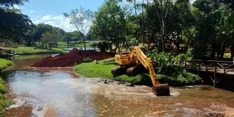 amma-faz-desassoreamento-no-parque-cascavel-para-prevenir-alagamentos