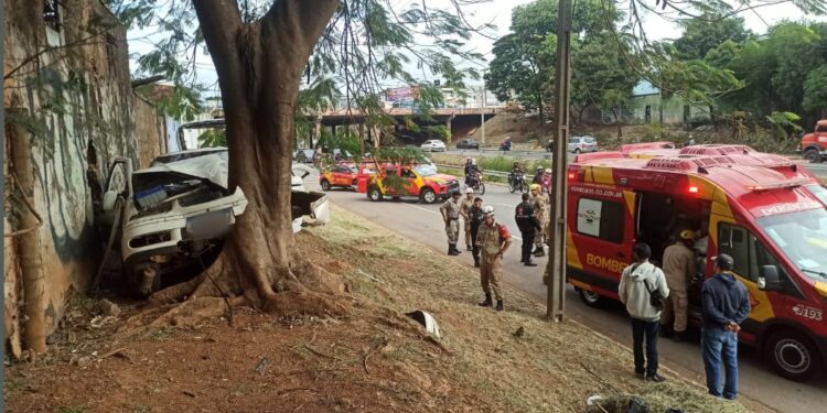 acidente-na-marginal-botafogo-deixa-quatro-feridos-e-mobiliza-corpo-de-bombeiros