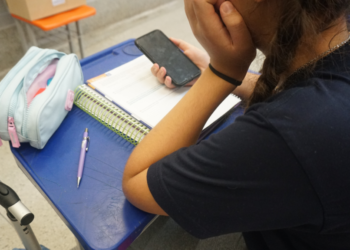 mesmo-com-proibicao,-54%-dos-alunos-ainda-usam-celular-em-sala-de-aula