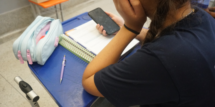 mesmo-com-proibicao,-54%-dos-alunos-ainda-usam-celular-em-sala-de-aula