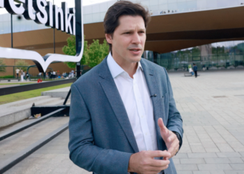 na-finlandia,-vilela-conhece-modelo-que-usa-tecnologia-para-ampliar-acesso-a-educacao