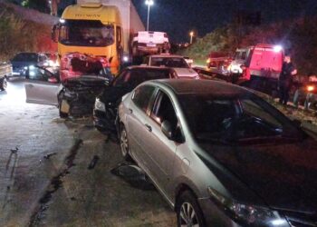 engavetamento-com-cinco-veiculos-e-carreta-mata-idoso-na-br-153-em-goiania