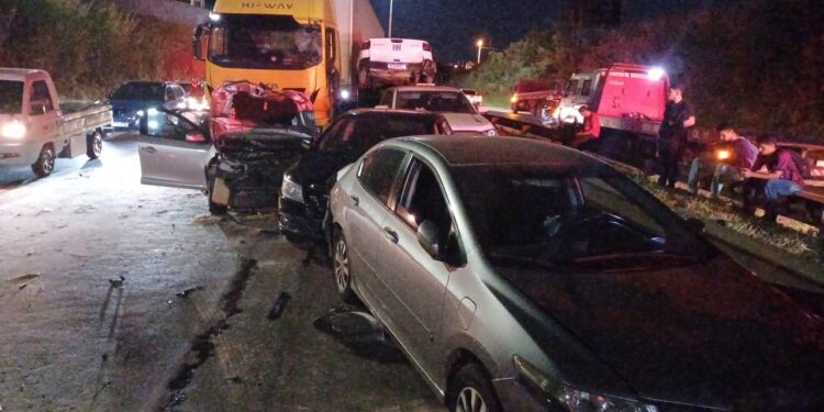 engavetamento-com-cinco-veiculos-e-carreta-mata-idoso-na-br-153-em-goiania