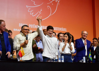 ao-lado-de-lula-e-motta,-joao-campos-e-eleito-presidente-do-psb 