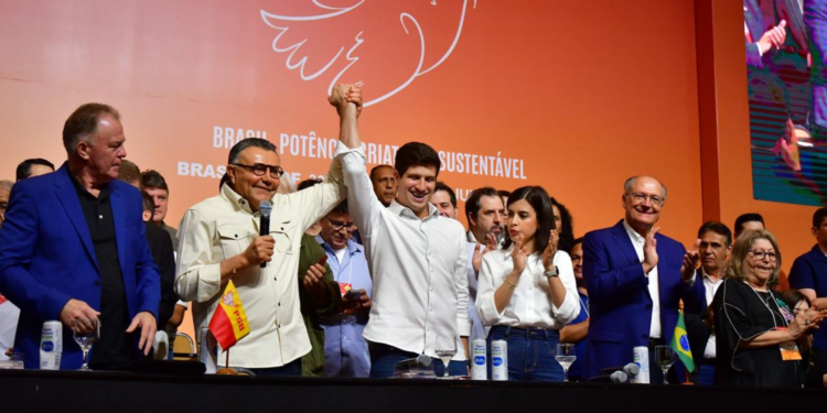 ao-lado-de-lula-e-motta,-joao-campos-e-eleito-presidente-do-psb