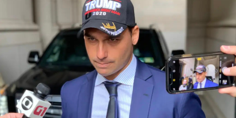 investigado-pelo-stf,-eduardo-bolsonaro-ve-“jogo-politico”-para-tira-lo-das-eleicoes