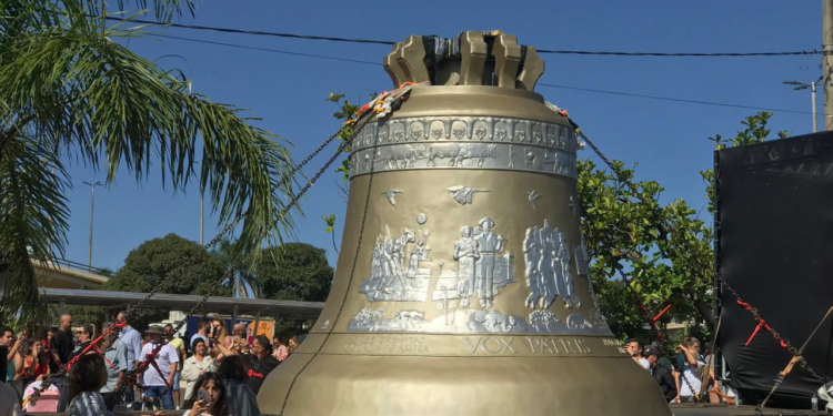 vox-patris-emociona-milhares-com-sua-grandiosidade-e-simbolismo-em-trindade