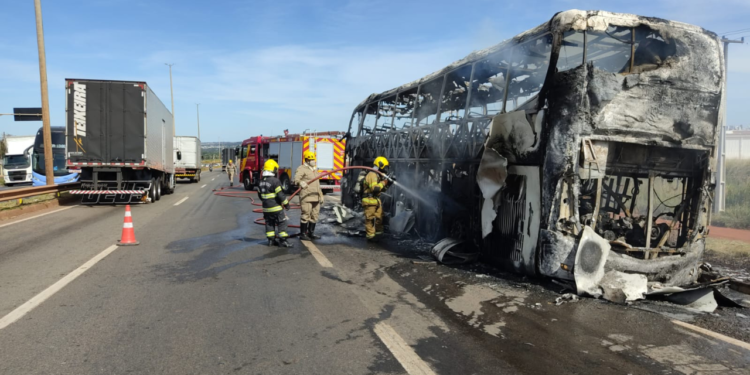 onibus-pega-fogo-na-br-153-em-goiania