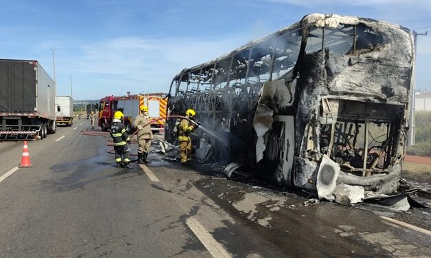 incendio-destroi-onibus-na-br-153,-em-goiania