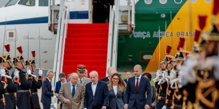 lula-chega-na-franca-para-visita-de-estado