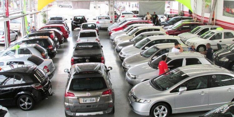 seminovos-vendem-5-vezes-mais-que-carros-novos-em-abril