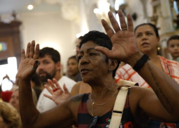 catolicos-caem,-evangelicos-crescem-e-sem-religiao-aumentam-no-brasil