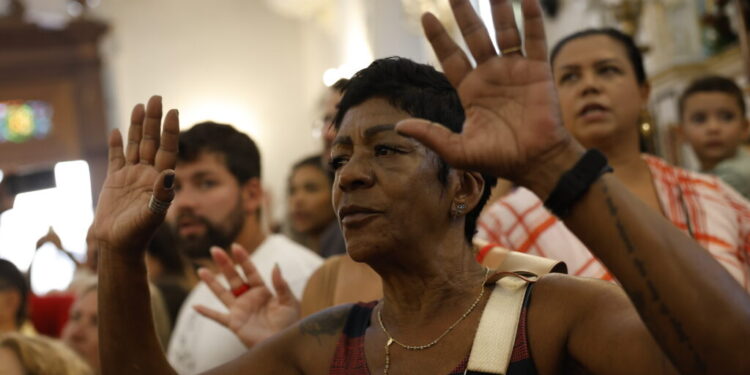 catolicos-caem,-evangelicos-crescem-e-sem-religiao-aumentam-no-brasil