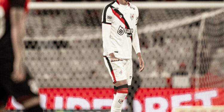 fabio-matias-celebra-vitoria-do-atletico-go-fora-de-casa-e-mira-reacao-na-serie-b