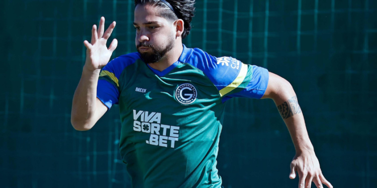 benitez-retorna-aos-gramados-e-avalia-estreia-pelo-goias:-“me-senti-muito-bem”