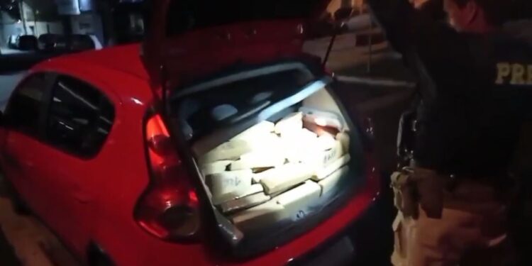 homem-e-preso-com-200-kg-de-maconha-em-carro-roubado-em-anapolis