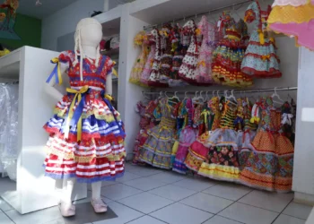 procura-por-roupas-juninas-personalizadas-cresce-12%-e-impulsiona-renda-local