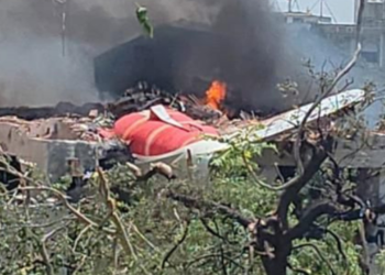 tragedia-na-india:-aviao-com-242-pessoas-cai-segundos-apos-decolagem
