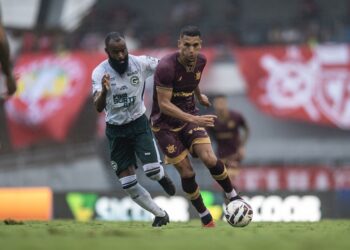 com-atuacao-abaixo,-goias-perde-para-o-crb,-mas-segue-na-lideranca