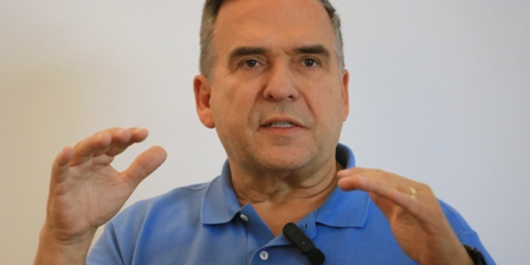 sandro-mabel-deve-receber-alta-nesta-segunda-apos-internacao-por-gastroenterite