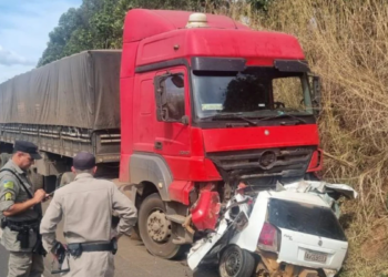 colisao-frontal-entre-carro-e-caminhao-deixa-dois-mortos-na-br-364,-em-goias