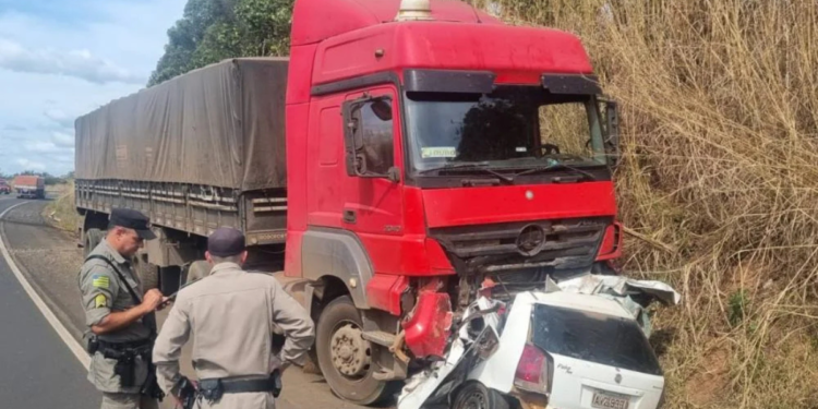 colisao-frontal-entre-carro-e-caminhao-deixa-dois-mortos-na-br-364,-em-goias